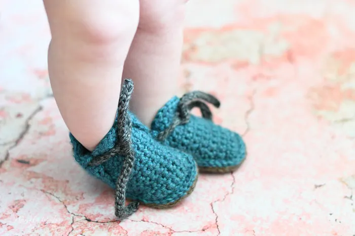 Bitty Mocs Baby Booties Crochet Pattern [crochet pattern]